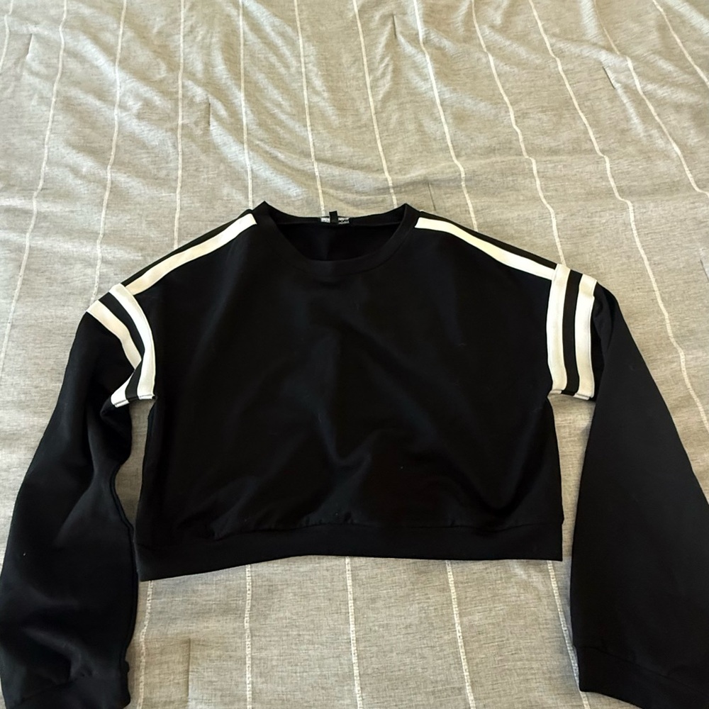 Fashion Nova Black and White Cropped Sweatshirt